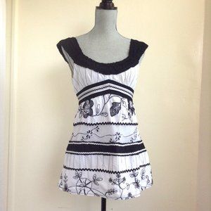 Nanette Lepore 6 Cotton black white sleeveless embroidered Peasant Scoopneck Top